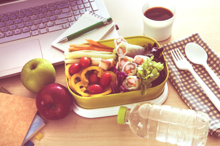 Gesundes Mittagessen im Büro